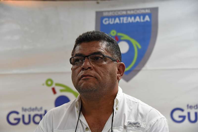 Milton Mendoza en una conferencia en la Federación de Futbol de Guatemala. (Foto Prensa Libre)