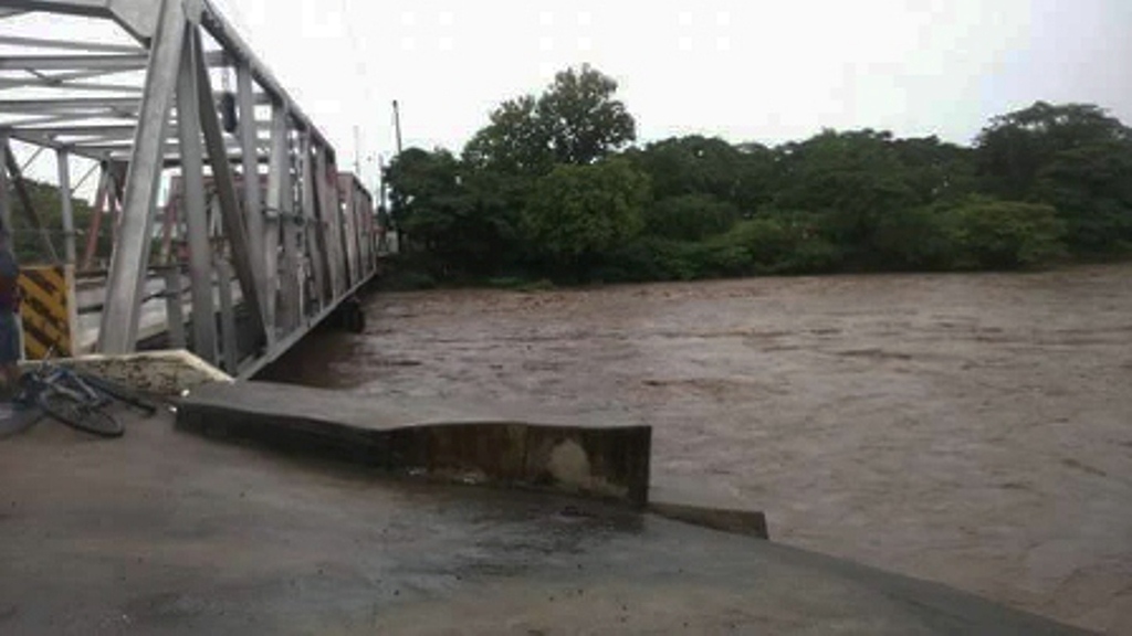 Caudal del río Paz amenaza con dañar estructura de puente Manuel Arce, en Moyuta, Jutiapa.