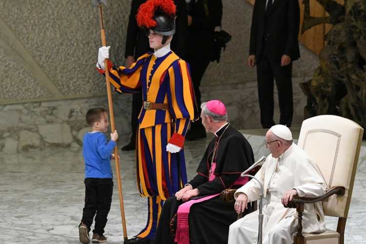 El niño argentino con autismo le roba el protagonismo al papa Francisco.