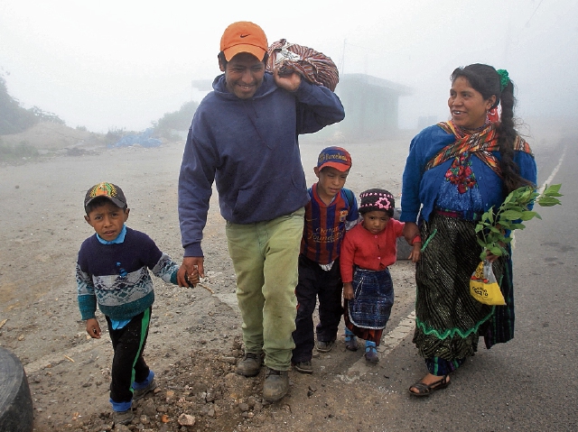 Varias familias regresaron a sus hogares en la aldea Las Brisas, Tajumulco, San Marcos, acompañados de elementos castrenses. (Foto Prensa Libre: Cortesía Ejército de Guatemala)