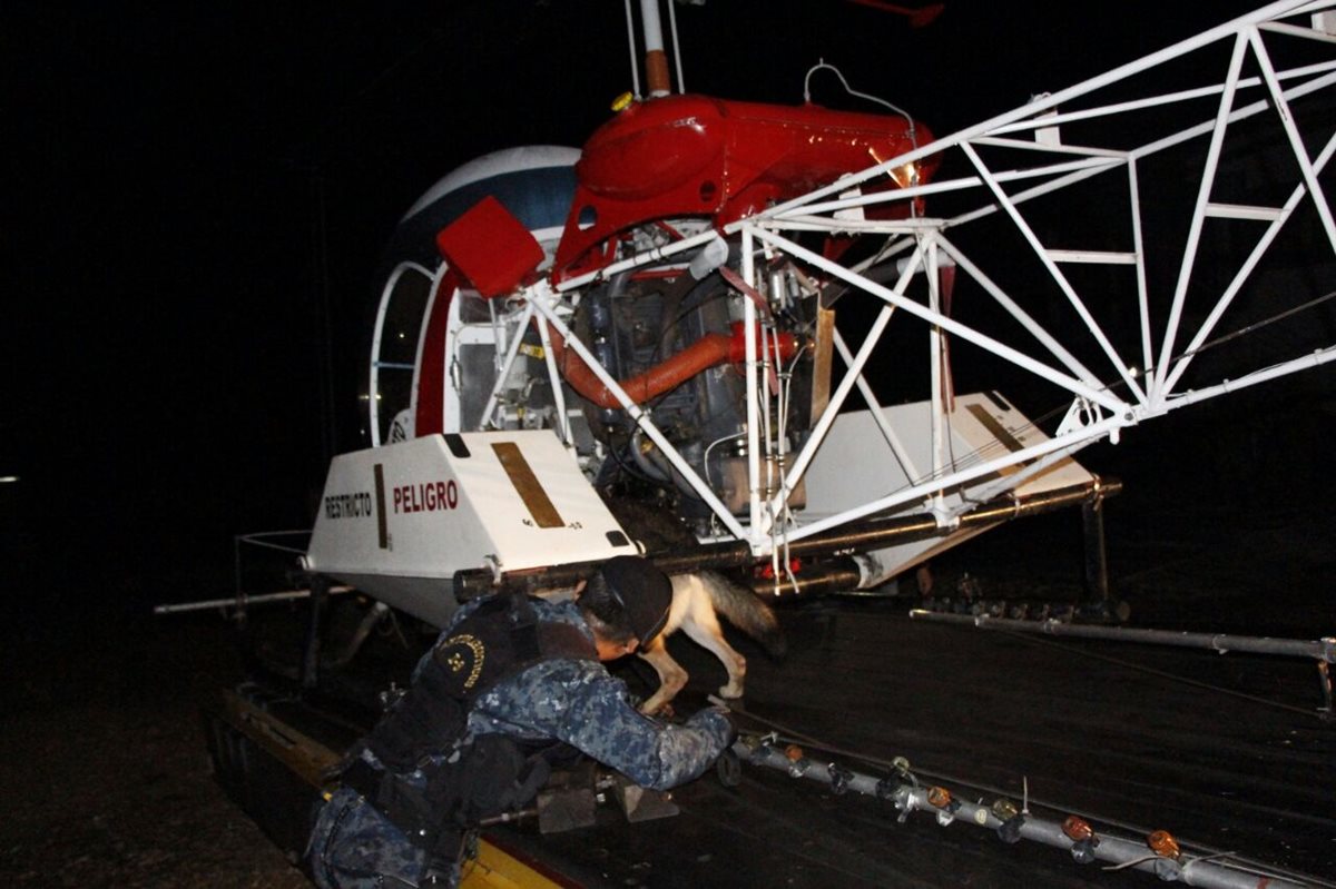 Helicóptero decomisado en Las Cruces, Petén, es de origen costarricense.(Foto Prensa Libre: Rigoberto Escobar)