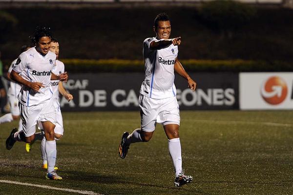 Blackburn consiguió un triplete para los albos en el debut de Comunicaciones en la Liga de Campeones de la Concacaf 2014-2015. (Foto Prensa Libre: Francisco Sánchez)
