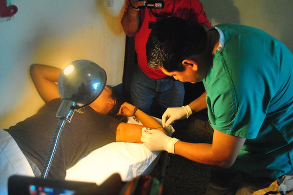 Un médico inplanta un dispositivo de control natal a una paciente, durante la jornada de planificación familiar que efectuó Fundación del Centavo en aldea Caballo Blanco, Retalhuleu. (Foto Prensa Libre, Jorge Tizol)<br _mce_bogus="1"/>