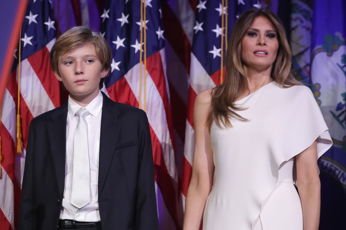 Melania Trump y su hijo, Barron, no se irán a la Casa Blanca en enero por el colegio. (Foto Prensa Libre: AFP)