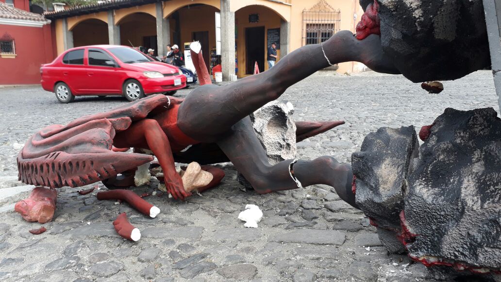 Desconocidos derriban la imagen del diablo del barrio La Concepción, Antigua Guatemala. (Foto Prensa Libre: Renato Melgar)