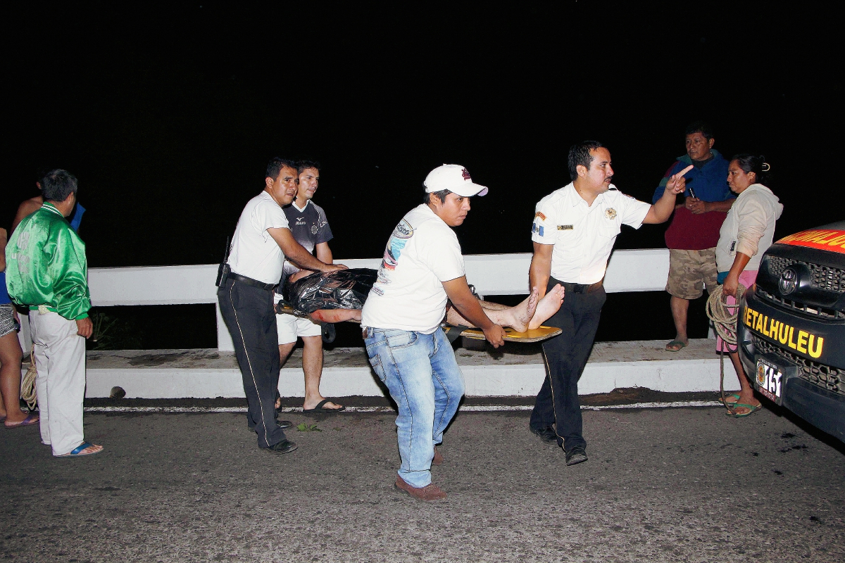 Socorristas trasladan a un centro asistencial a un hombre que cayó al río Ocosito cuando conducía un automóvil, en Nuevo San Carlos, Retalhuleu. (Foto Prensa Libre: Rolando Miranda)