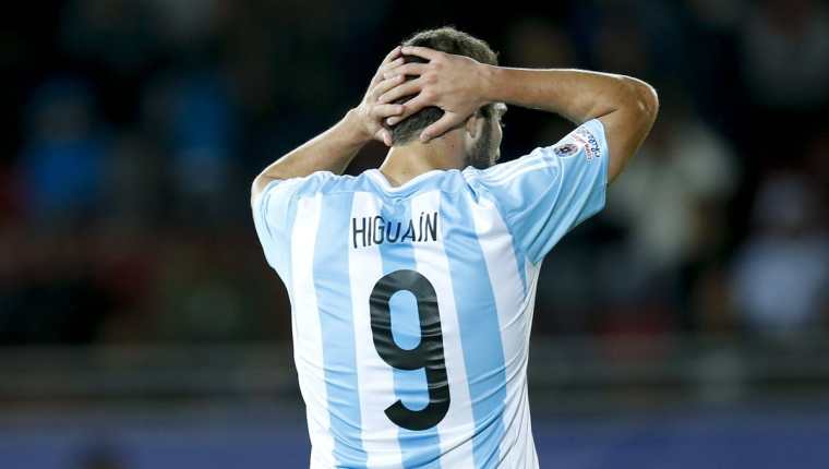Gonzalo Higuaín le dijo adiós a la 'Albiceleste'. (Foto Prensa Libre: EFE)