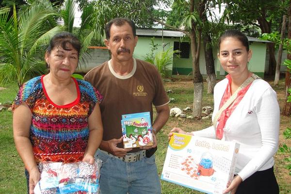 Óscar Garza Nova y directoras de centros educativos muestran parte del material entregado a escuelas de Chiquimula. (Foto Prensa Libre: Edwin Paxtor).