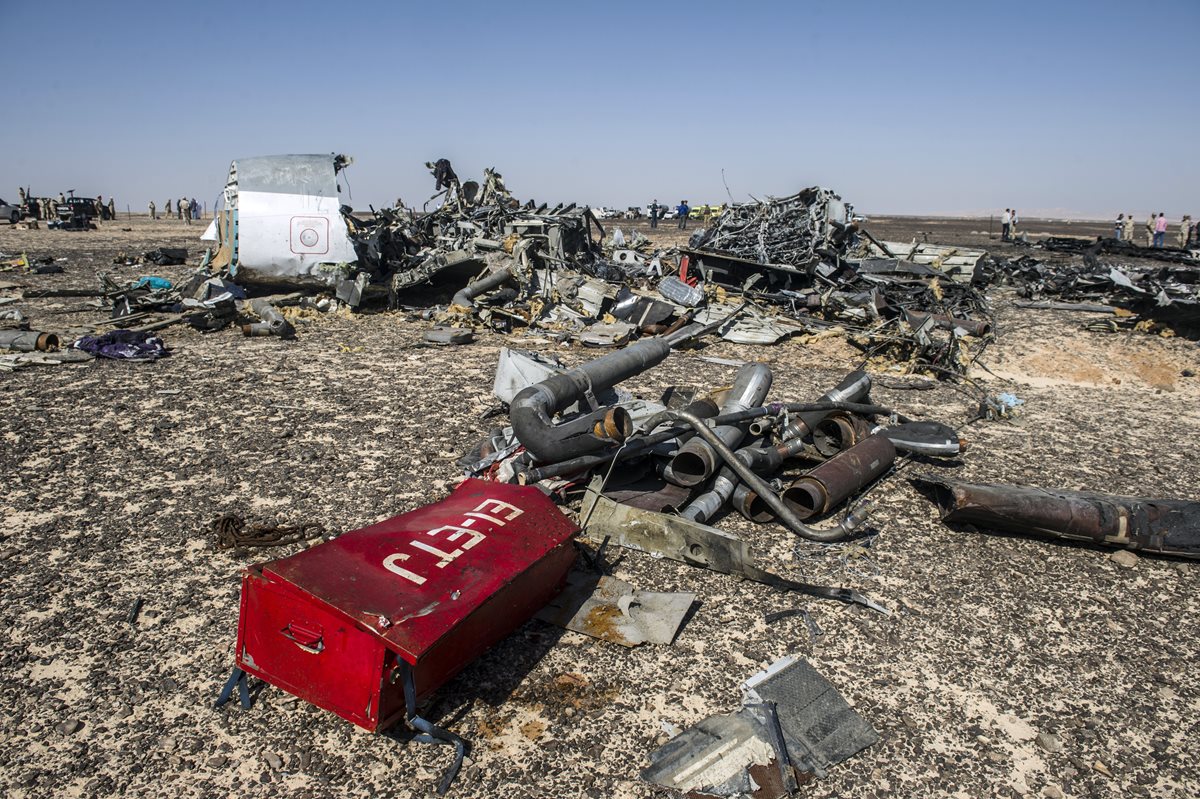 Escombros del avión ruso que se estrelló en una zona montañosa del Sinaí. (Foto Prensa Libre:AFP).