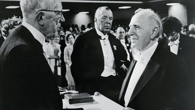 Kuznets quiso hacer algo muy distinto. Aquí está en 1971, recibiendo el premio Nobel de Economía. (Getty Images)