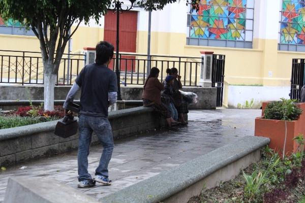 En Sololá es frecuente ver a menores que  trabajan, y muchos son  forzados a efectuar diferentes tareas. (Foto Prensa Libre: Ángel  Julajuj)