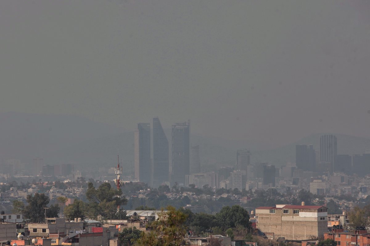 Vista parcial de la contaminación en Ciudad de México. (Foto Prensa Libre: EFE)