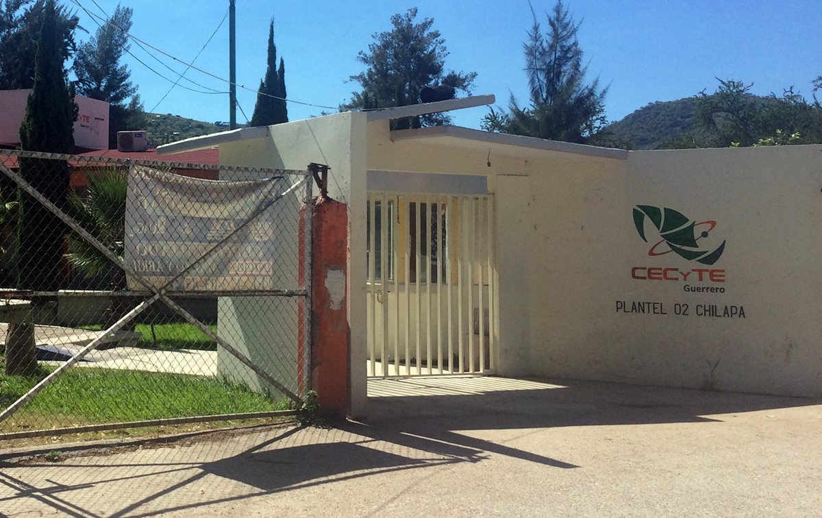 Desierta entrada a una escuela, en el municipio de Chilapa, en el estado de Guerrero, México. (Foto Prensa Libre: EFE)