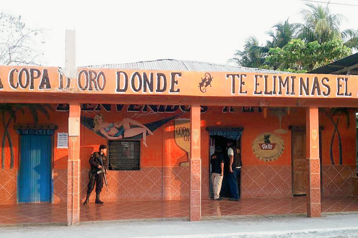 Agentes de  la PNC allanan un inmueble en la aldea El Naranjo, La Libertad, Petén, en búsqueda de integrantes de una banda de traficantes de menores. (Foto Prensa Libre: Ministerio Público)