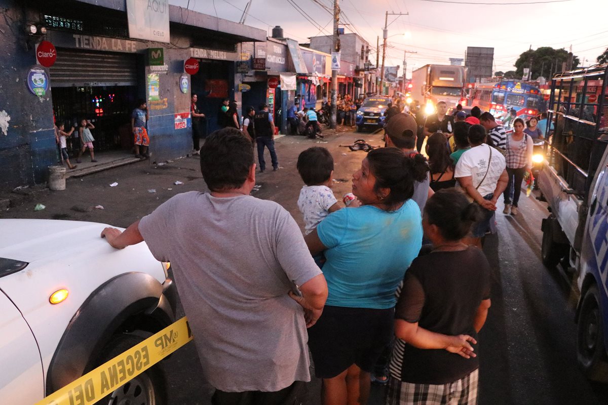 En el lugar del ataque armado murió uno de los presuntos asaltantes. (Foto Prensa Libre: Carlos Paredes)