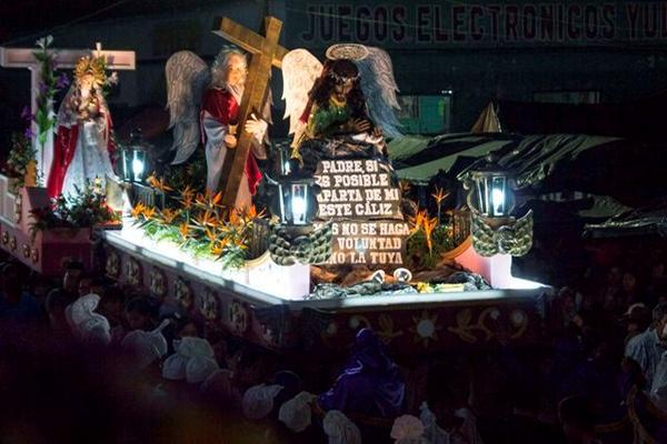 Procesión de Jesús de La Reseña recorre una de las calles de Rabinal. (Foto Prensa Libre: Carlos Grave) <br _mce_bogus="1"/>