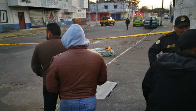 El cadáver de un hombre envuelto en sábanas fue encontrada en la colonia La Reformita, zona 12. (Foto Prensa Libre: Estuardo Paredes)