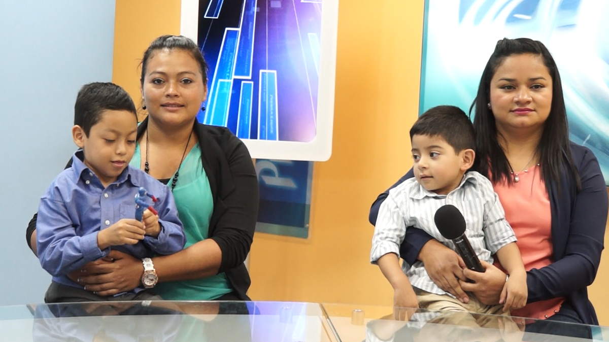Jefferson Franco y Sebastián Miranda, niños embajadores de Teletón 2016, visitaron la redacción de Prensa Libre. (Foto Prensa Libre: Gabriela López)