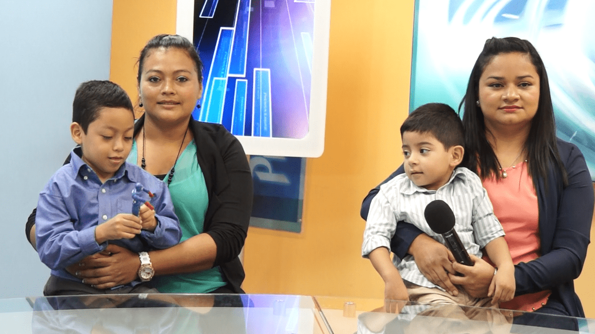 Jefferson Franco y Sebastián Miranda, niños embajadores de Teletón 2016, visitaron la redacción de Prensa Libre. (Foto Prensa Libre: Gabriela López)