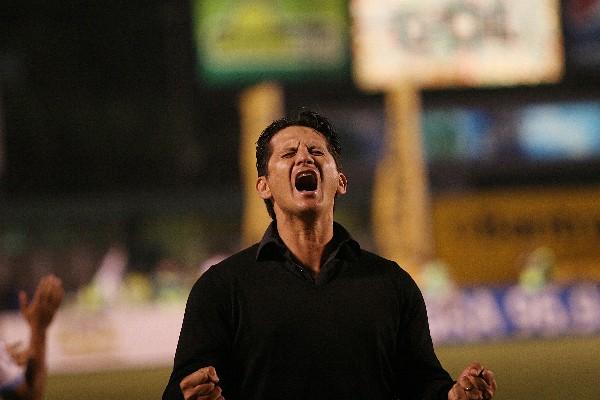Ronald González gritó eufórico y lució feliz al ganar su primer título como entrenador en un club de Liga Mayor. (Foto Prensa Libre: Jesús Cuque)