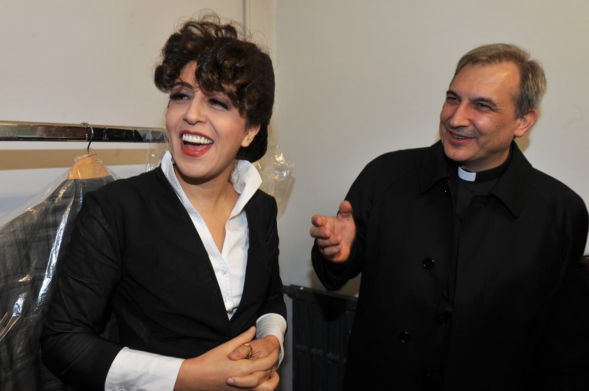 Monseñor Lucio Angel Vallejo Balda (derecha) junto a Francesca Chaouqui (izquierda), en una actividad a principios de año. Ambos son acusados de filtrar documentos confidenciales por el Vaticano. (Foto Prensa Libre: AFP).