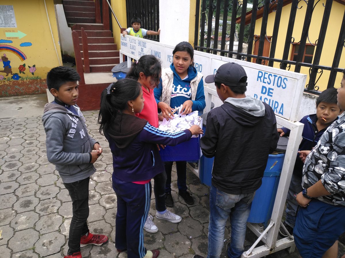 Niños de las escuelas de San José Chacayá, Sololá, clasifican y reciclan la basura. (Foto Prensa Libre: Ángel Julajuj)