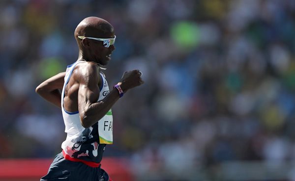 El británico Mo Farah, de origen somalí, dio un paso más para conquistar los 5,000 metros de Río 2016. El domingo ganó los 10,000. (Foto Prensa Libre: AP)