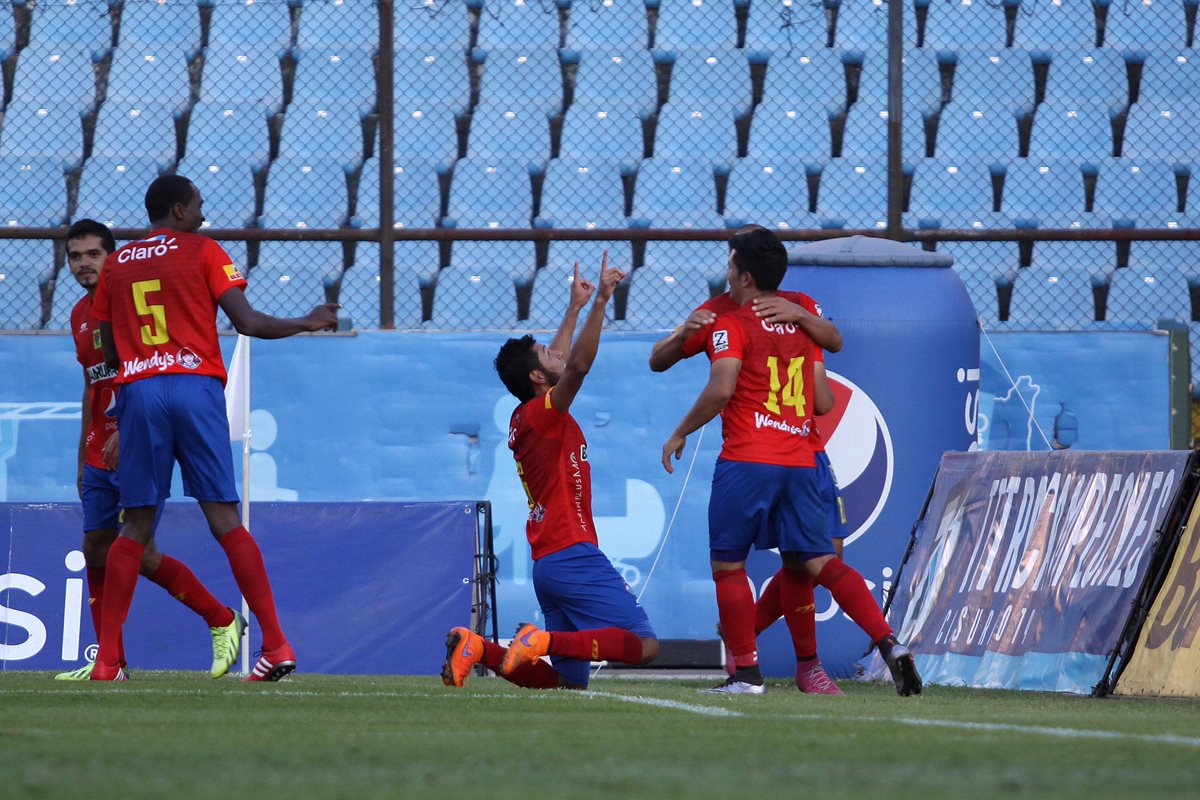 Cristian Jiménez marcó los dos goles que le dieron el triunfo a Municipal. (Foto Prensa Libre: Jesús Cuque).
