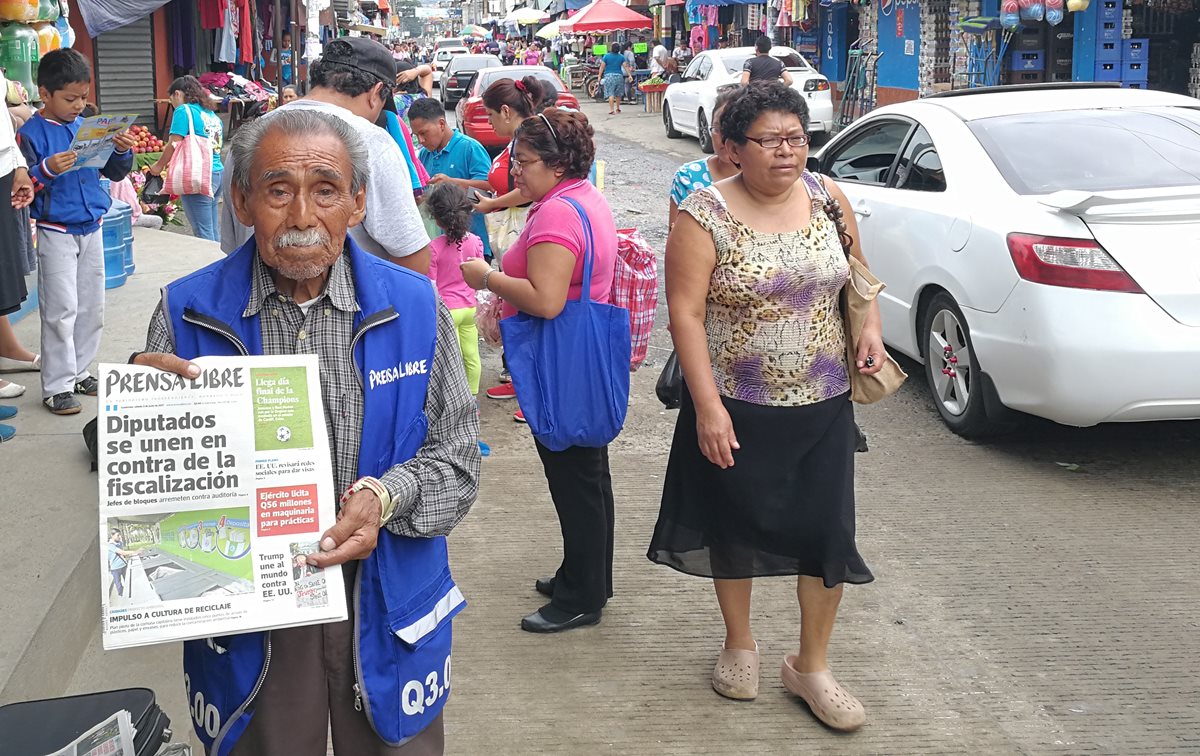 Carlos Enrique Real Barilla ofrece periódicos cerca del mercado de Boca del Monte, Villa Canales. (Foto Prensa Libre: Oscar Fernando García).
