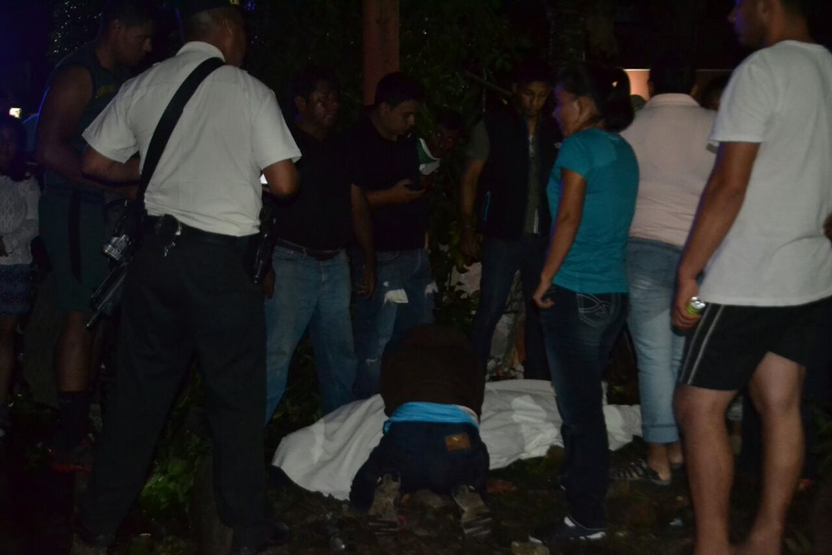 Una familiar identifica el cadáver de la deportista en el lugar donde ocurrió el accidente. (Foto Prensa Libre: Hugo Oliva)