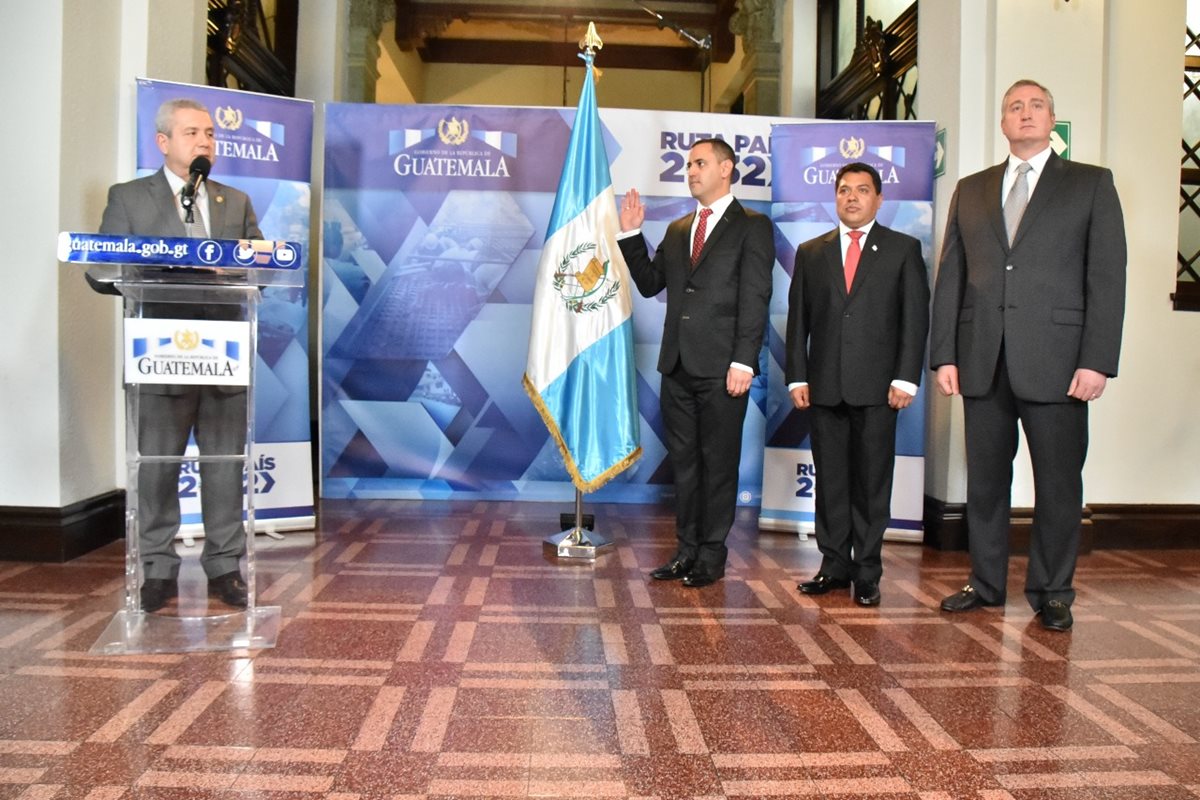 El Ejecutivo juramentó a los nuevos mandos en el Ministerio de Gobernación. (Foto Prensa Libre: Esbin García)