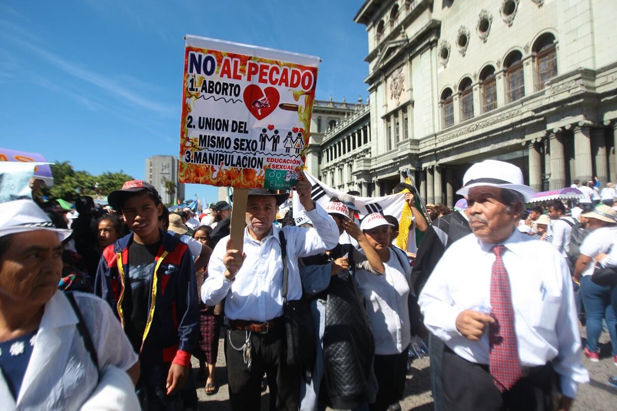 Evangélicos se concentran en favor de los valores concentrados en la familia, rechazan el aborto entre otras. (Foto Prensa Libre: Álvaro Interiano)