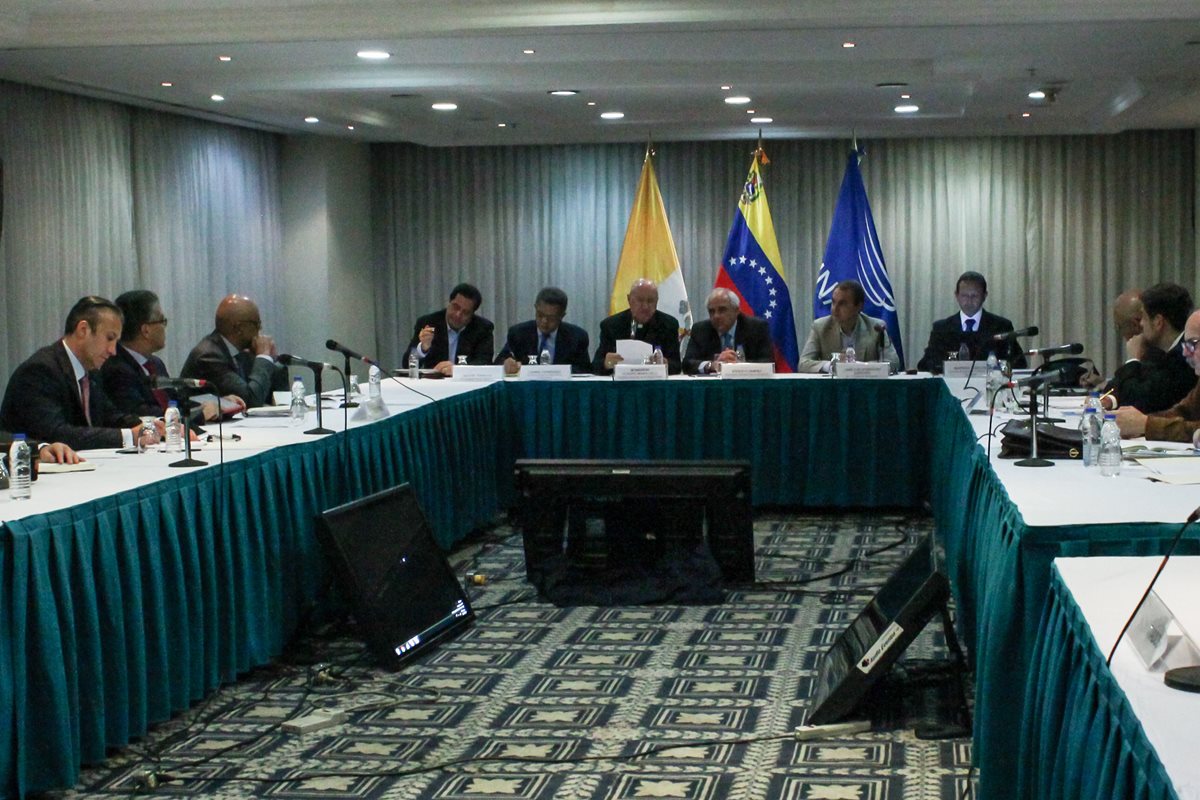 Representantes del Gobierno de Venezuela y la oposición, reunidos con mediadores del Vaticano y Unasur en Caracas. (Foto Prensa Libre: EFE).