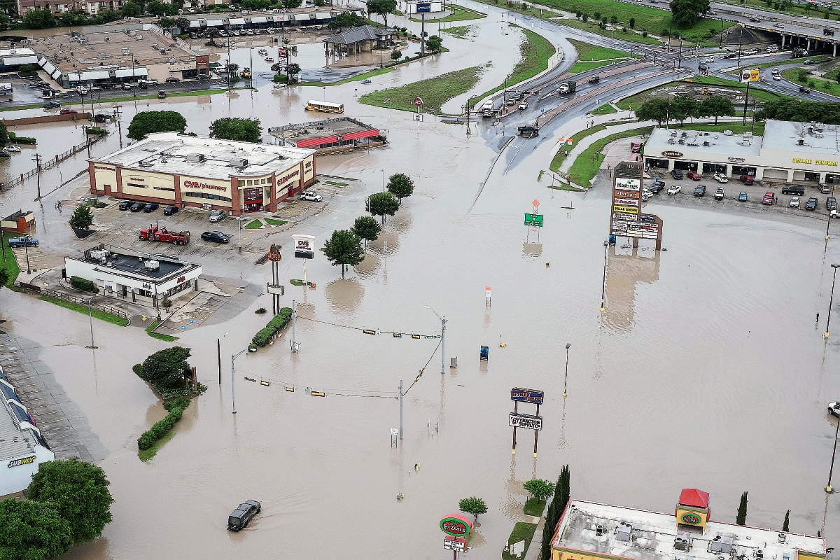 Un centro comercial ubicado en Texas fue afectado por las inundaciones del río Blanco en la ciudad de San Marcos. (Foto Prensa Libre:AP)