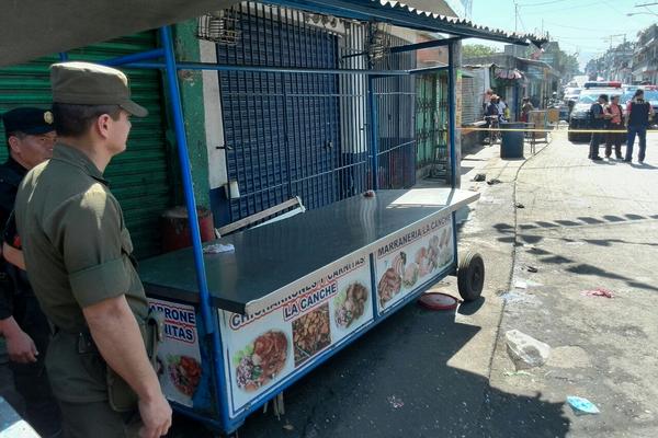 Un hombre y una mujer fueron atacados a balazos en la colonia El Milagro, zona 6 de Mixco. (Foto Prensa Libre: E. Paredes)