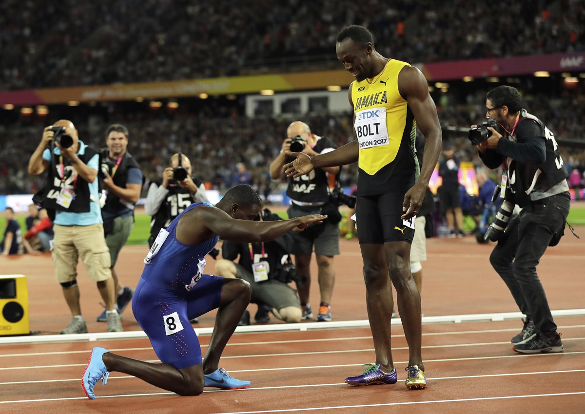 Justin Gatlin mostró reverencia a Usain Bolt, luego de ganarle en los 100 metros del Mundial de Atletismo. (Foto Prensa Libre: AP)