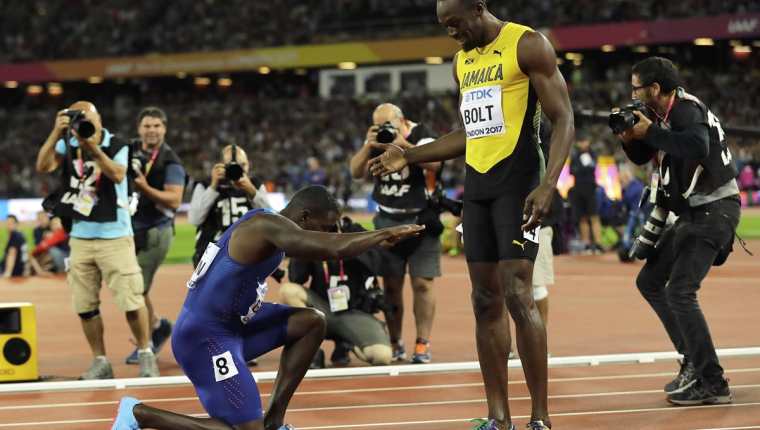 Justin Gatlin mostró reverencia a Usain Bolt, luego de ganarle en los 100 metros del Mundial de Atletismo. (Foto Prensa Libre: AP)