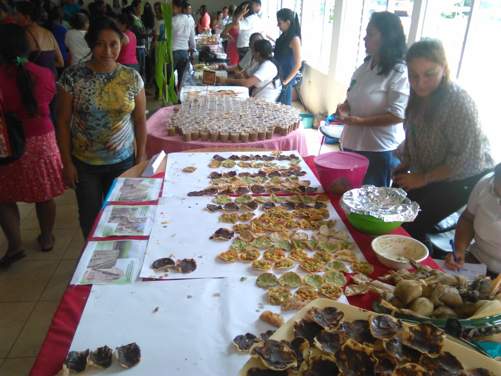 Pobladores de la cabecera de Zacapa degustan alimentos elaborados con maíz. (Foto Prensa Libre: Edwin Paxtor)
