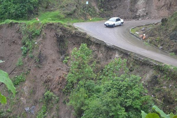 Tramo carretero conocido como El Panká, entre la cabecera de Sololá y San José Chacayá, tiene daños por la lluvia. (Foto Prensa Libre: Édgar Sáenz)