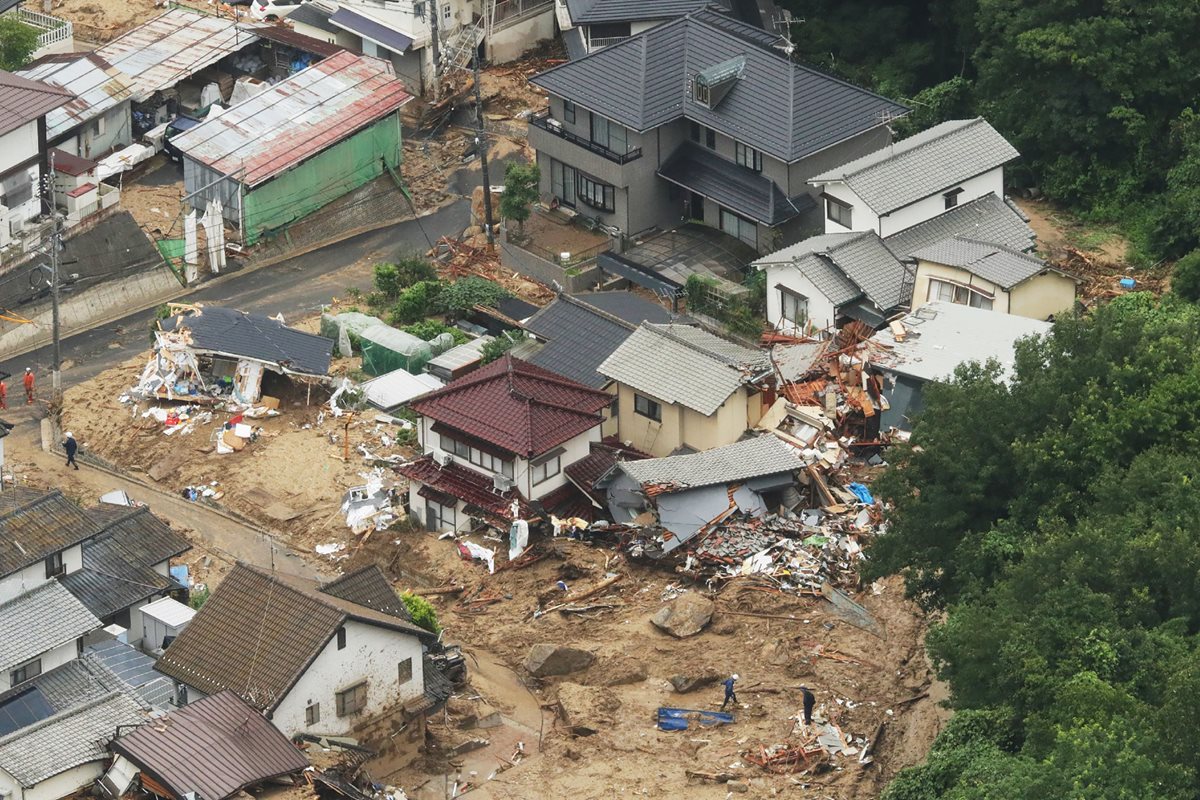 Vista aérea de casas derrumbadas después de la fuerte lluvia en Hiroshima, Japón.(AFP).