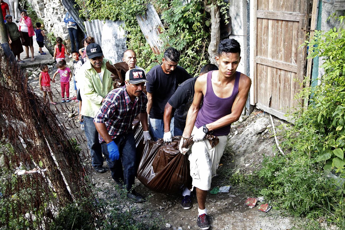 Forenses trasladan el cadáver de una de las víctimas de los hechos de violencia. (Foto Prensa Libre: AP)
