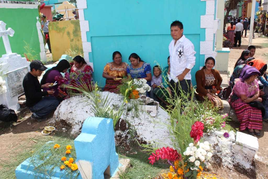 Familia degusta alimentos junto a tumba de familiar en cementerio de Santa Cruz del Quiché, Quiché. (Foto Prensa Libre: Óscar Figueroa)