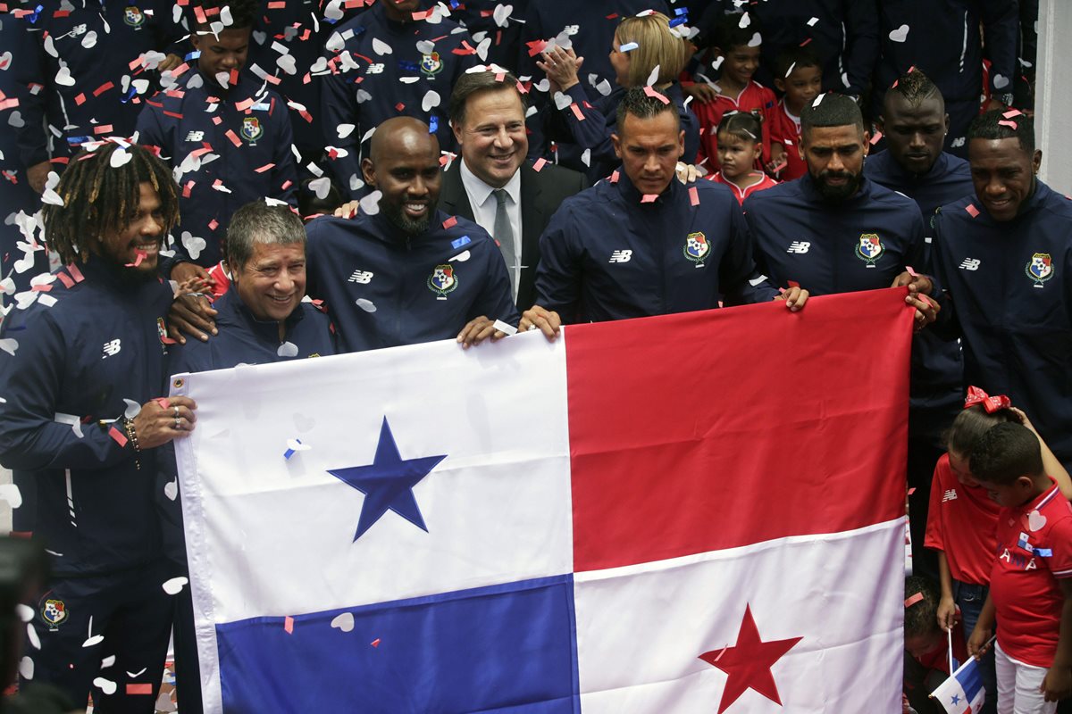 El presidente de Juan Carlos Varela con los jugadores de la Selección de Panamá. (Foto Prensa Libre: AFP)