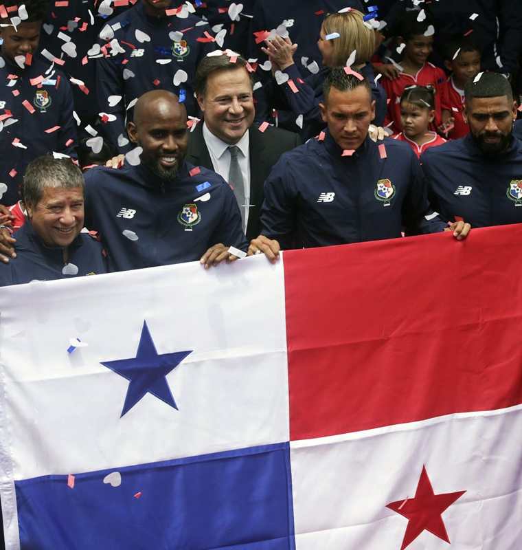 El presidente de Juan Carlos Varela con los jugadores de la Selección de Panamá. (Foto Prensa Libre: AFP)