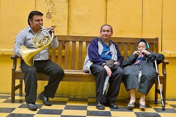 El Corno del maestro Josué Vásquez atrajo la atención de las personas que pasaron por el lugar. (Foto Prensa Libre: Ángel Elías)