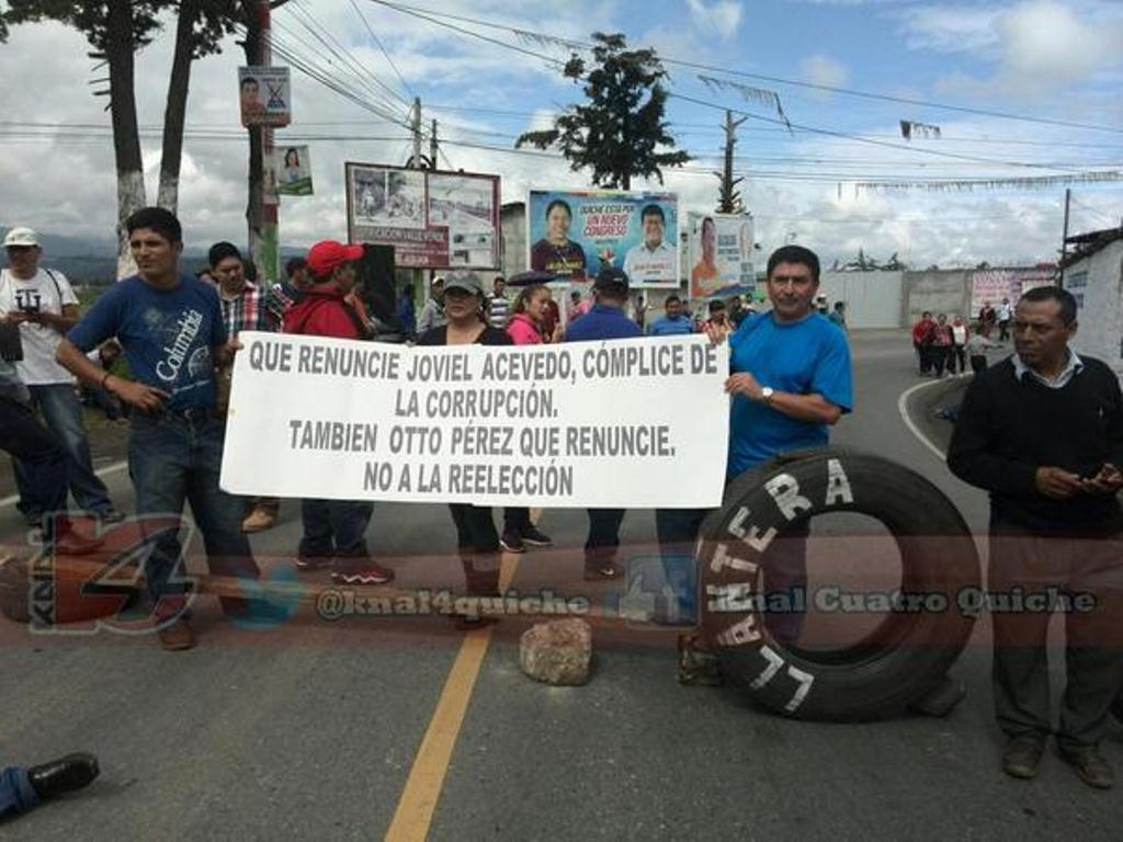 Protesta de maestros en la ruta entre Chichicastenango y Santa Cruz del Quiché. (Foto Prensa Libre: @knal4quiche)