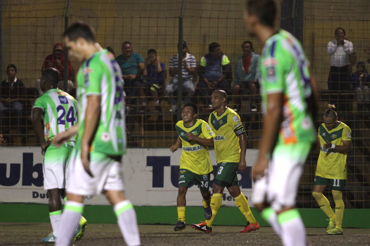 Petapa celebró la victoria contra el campeón Antigua y se mantuvo en el segundo puesto del torneo. (Foto Prensa Libre: Jesús Cuque).