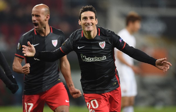 Aduriz festeja en una gran noche, en la que anotó doblete. (Foto Prensa Libre: AFP)