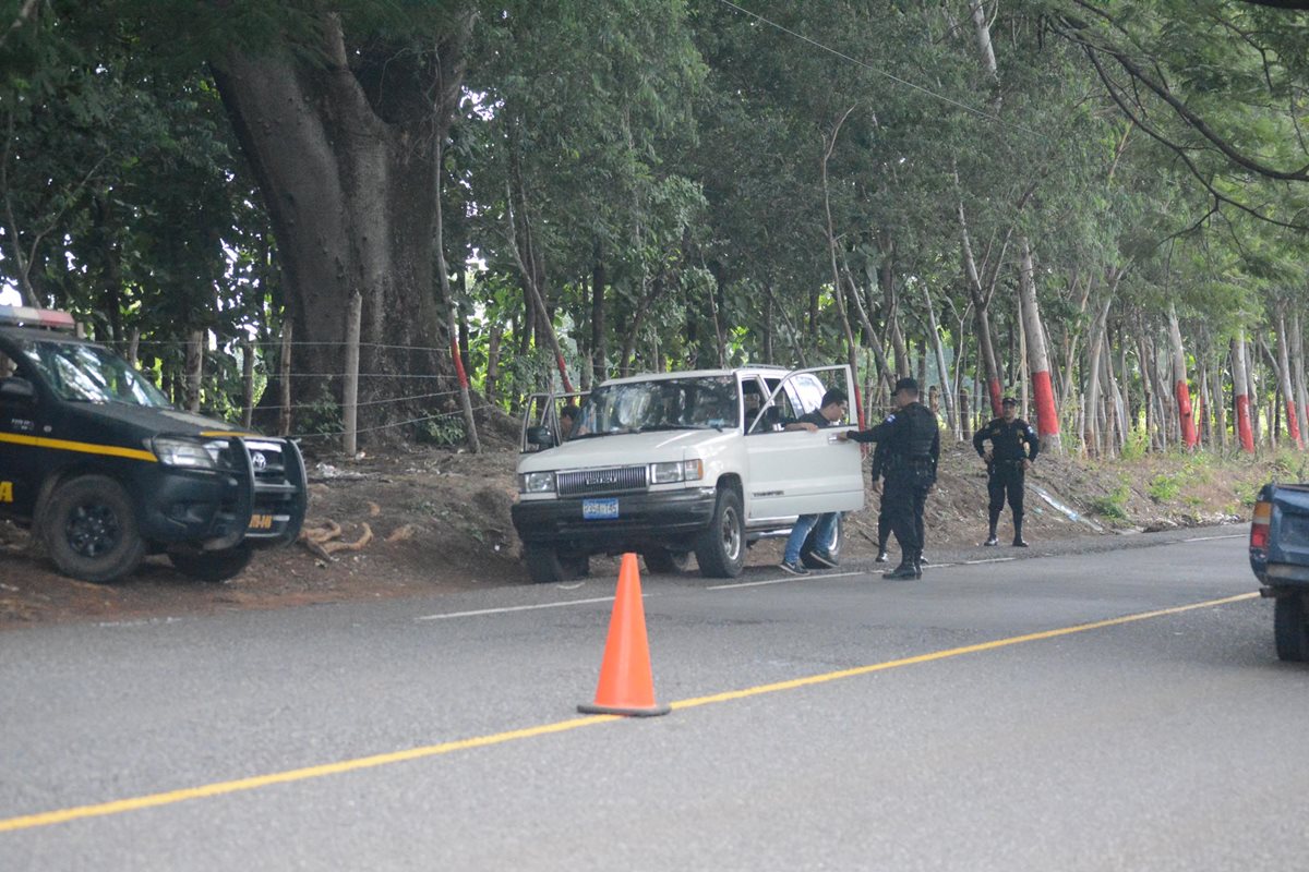 Un piloto de vehículo se detiene por operativos de la PNC en Santa Rosa. (Foto Prensa Libre: Oswaldo Cardona)