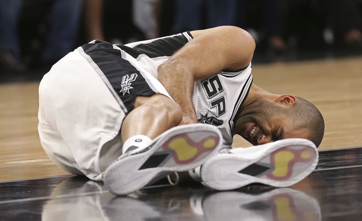 Tony Parker sufrió la rotura de un tendón de la pierna izquierda y se perderá el resto de la temporada. (Foto Prensa Libre: AP).